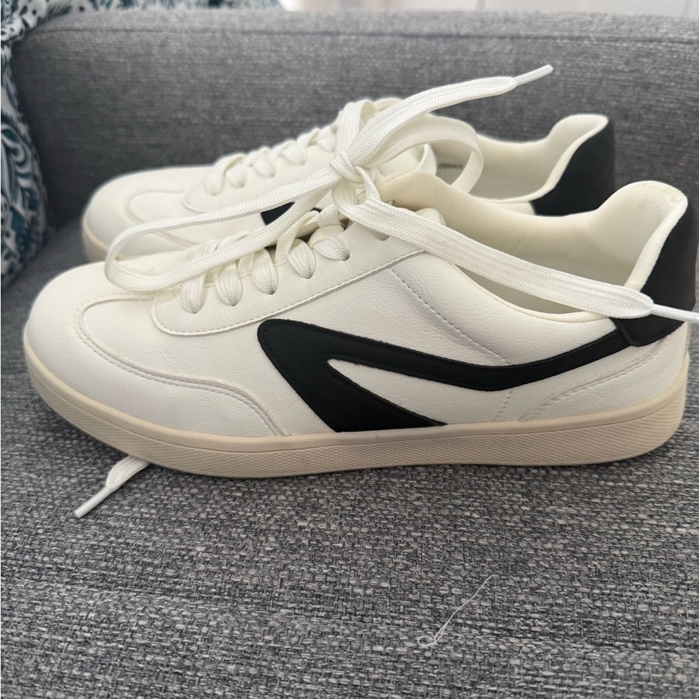 DV by Dolce Vita White and Black Low-Top Sneakers
